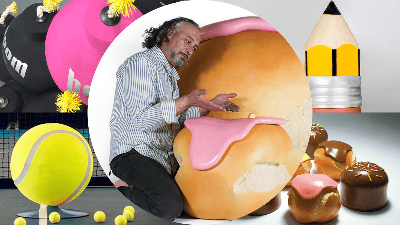 Un creativo D.M. Gugliermetto esplora il mondo dell'arte giocando con dimensioni e oggetti di design quotidiano, dalla gigantesca pallina da tennis alle sculture dolciarie, unite a elementi di grafica e disegno in uno sfondo colorato.