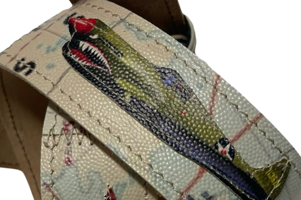 Dettaglio aereo su cintura 'Aviator's Dream'