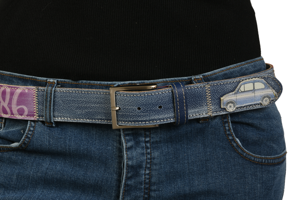 Cintura automobilistica indossata su jeans