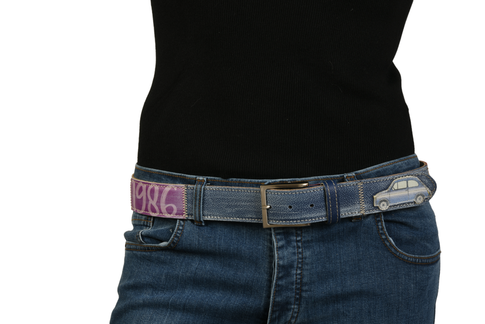 Cintura con auto blu su jeans