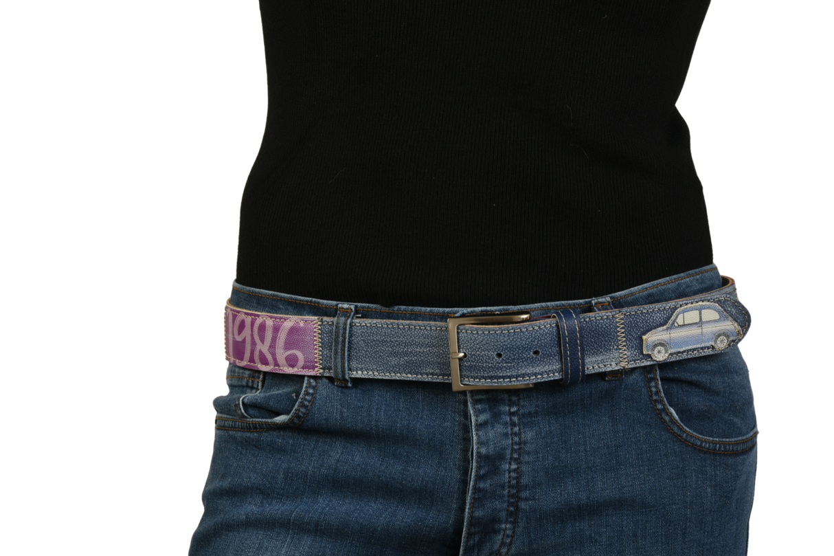 Cintura con auto blu su jeans