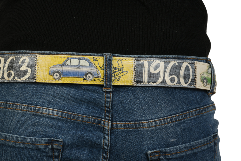 Dettaglio posteriore cintura con auto e date