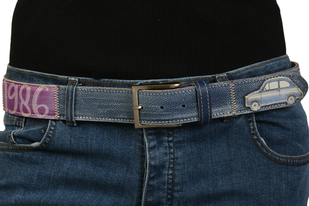 Cintura blu con auto indossata su jeans