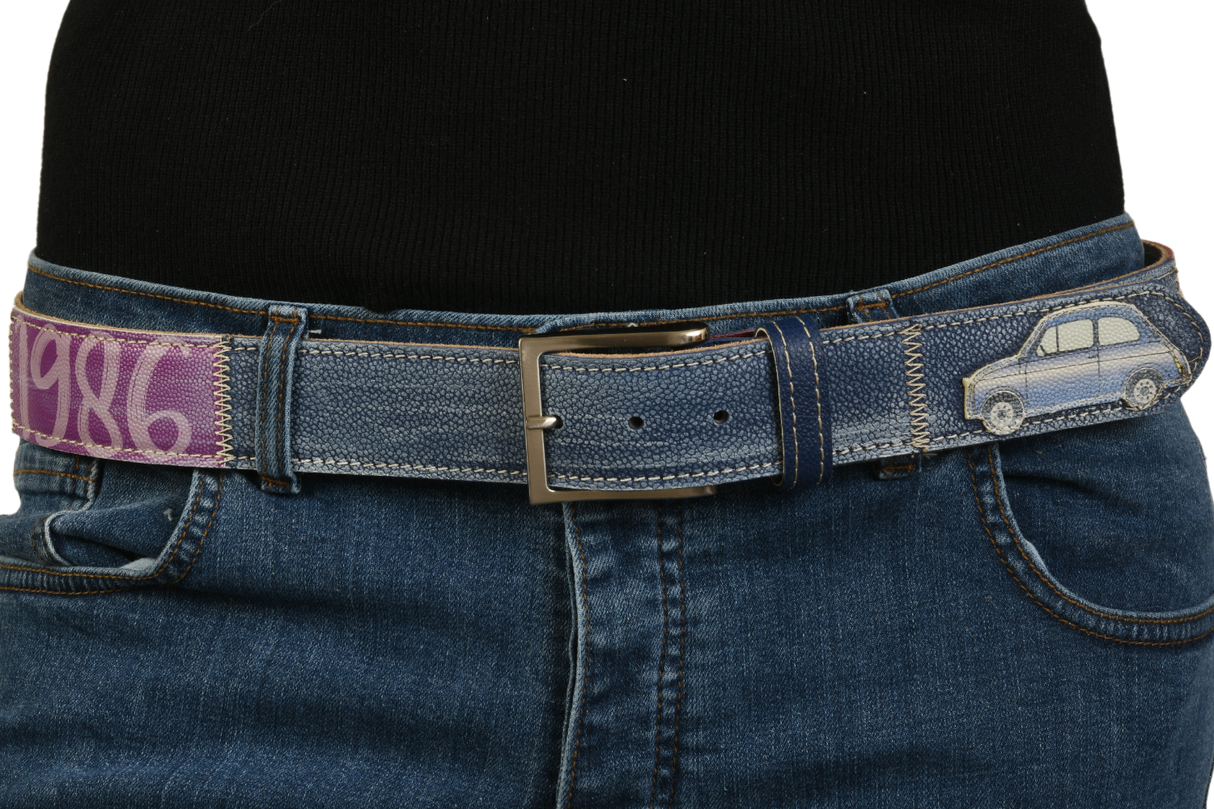 Cintura blu con auto indossata su jeans