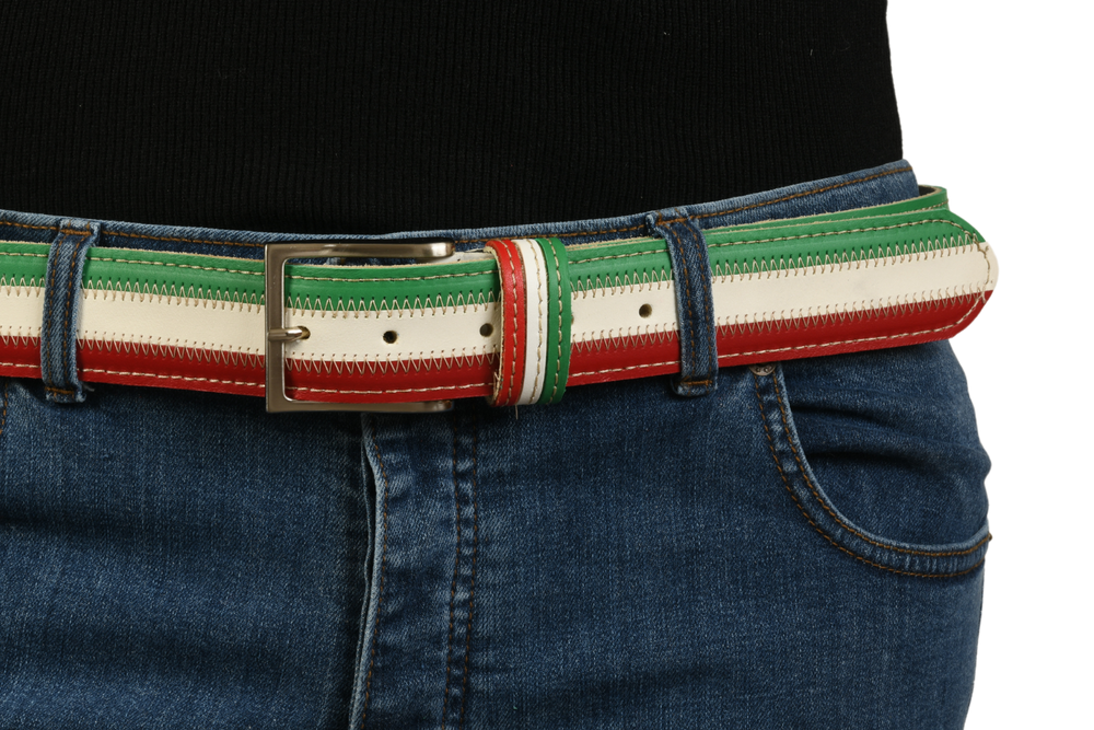 Cintura tricolore indossata su jeans blu