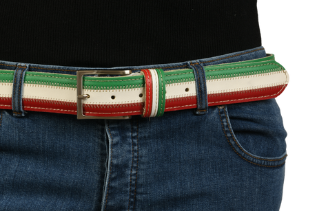 Cintura tricolore indossata su jeans blu
