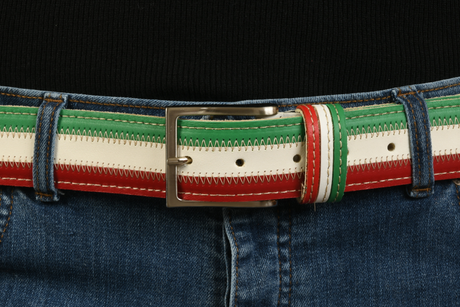 Dettaglio fibbia cintura tricolore su jeans