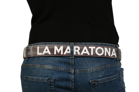 Cintura granata indossata con scritta 'LA MARATONA'