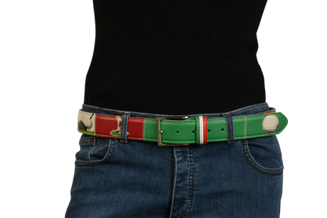 Cintura 'Green Golf' indossata su jeans, vista frontale completa