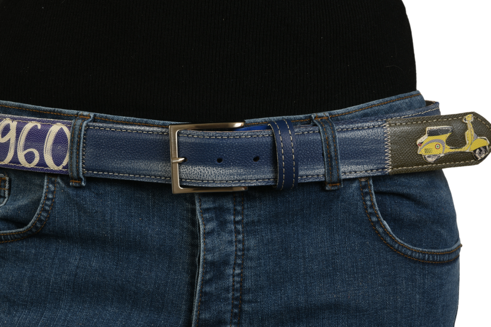 Cintura 'Italian Ride' indossata, colore blu e dettagli Vespa