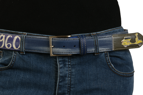 Cintura 'Italian Ride' indossata, colore blu e dettagli Vespa