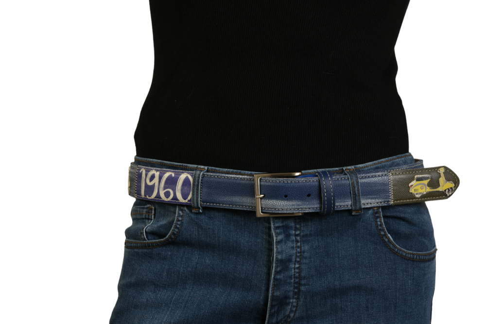 Vista frontale cintura 'Italian Ride' con scritta 1960