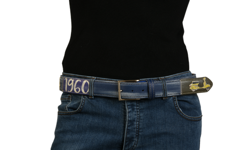 Vista frontale cintura 'Italian Ride' con scritta 1960