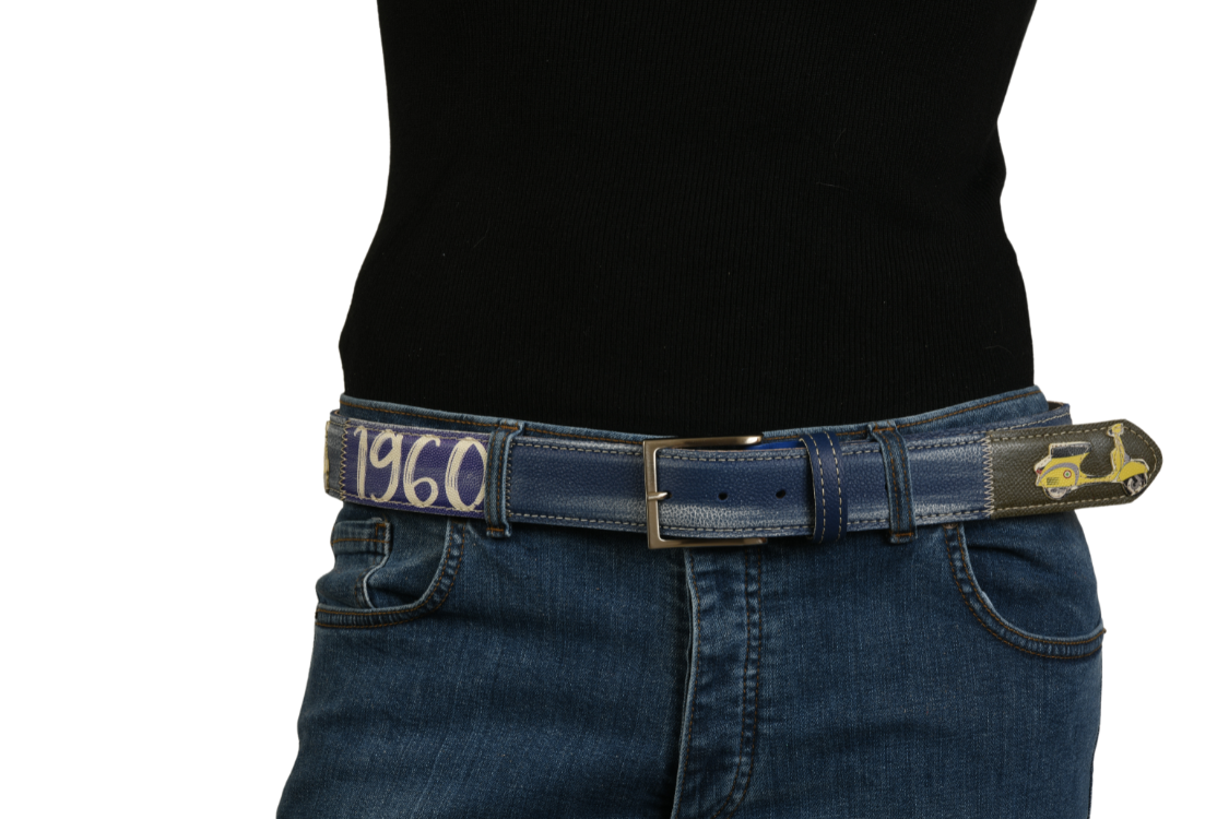 Vista frontale cintura 'Italian Ride' con scritta 1960