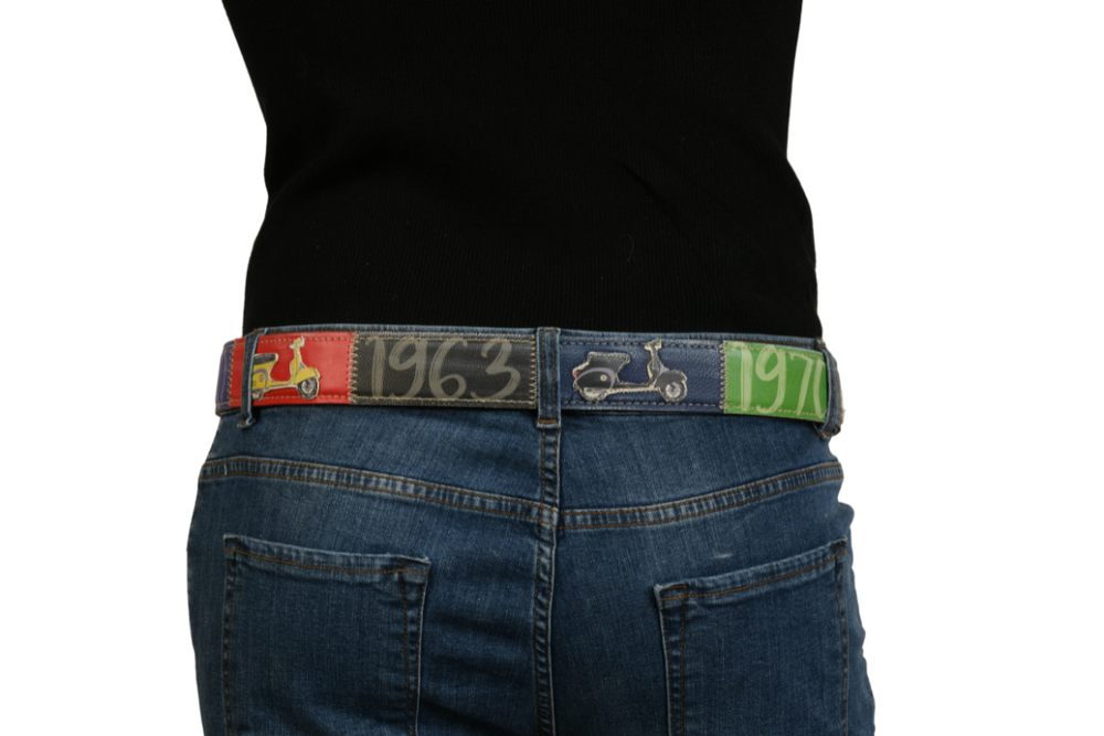 Vista posteriore cintura 'Italian Ride' con design anni