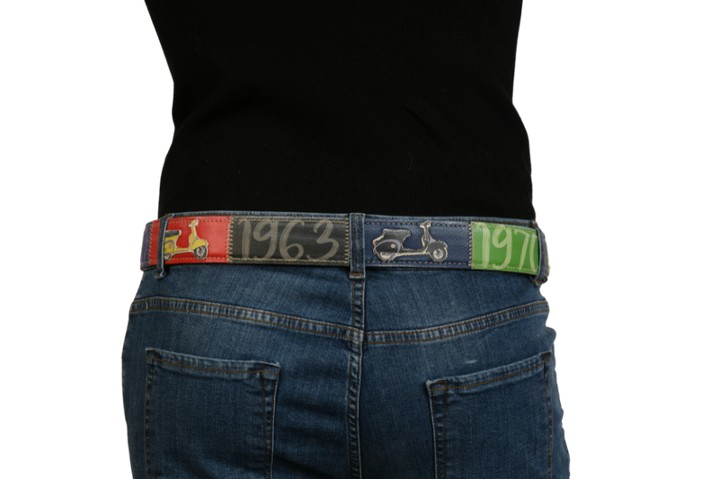 Vista posteriore cintura 'Italian Ride' con design anni