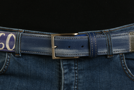 Dettaglio fibbia cintura 'Italian Ride' blu