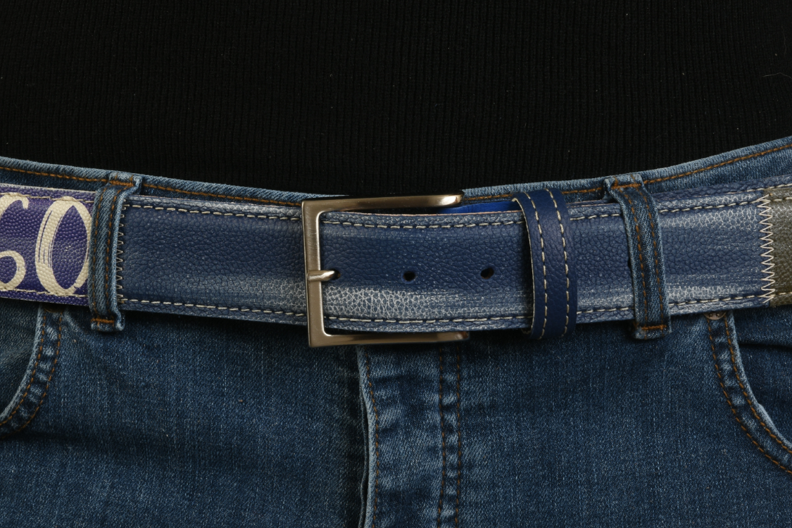 Dettaglio fibbia cintura 'Italian Ride' blu