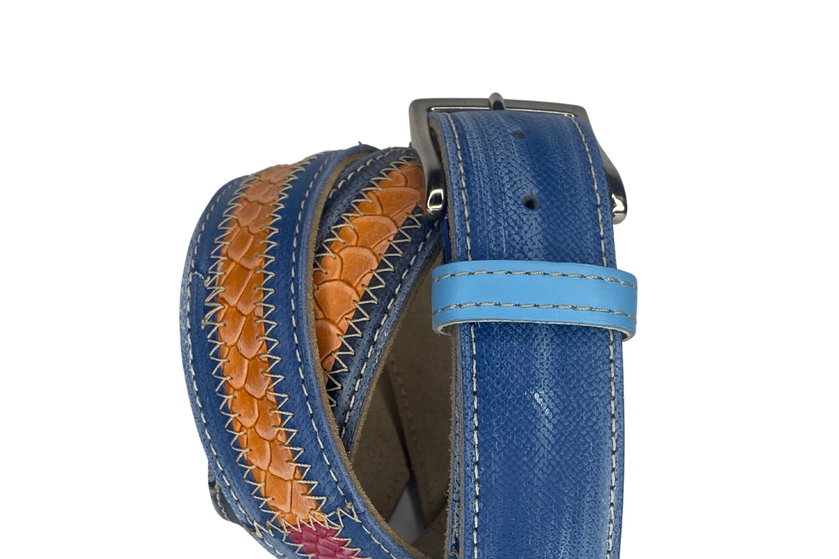 Cintura artigianale 'Ocean Waves' in pelle blu con dettagli colorati