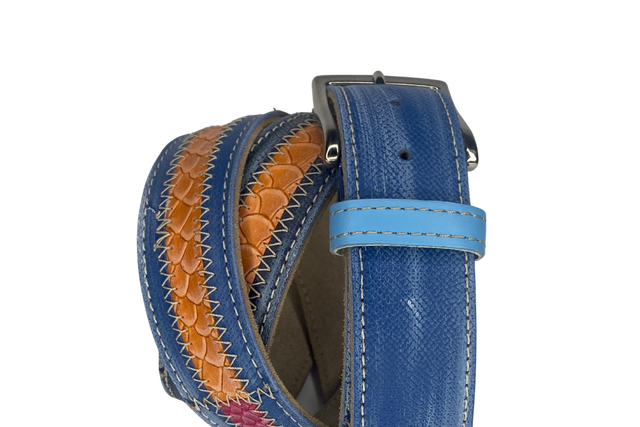Cintura artigianale 'Ocean Waves' in pelle blu con dettagli colorati
