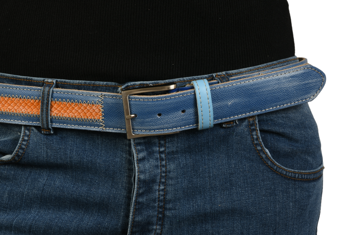 Cintura 'Ocean Waves' indossata su jeans, dettagli arancioni