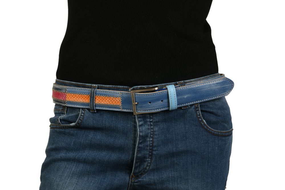 Cintura artigianale blu su jeans, stile marino