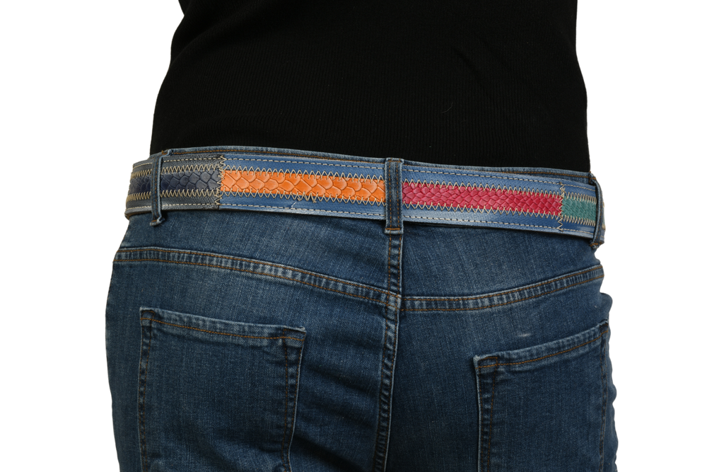 Vista posteriore della cintura 'Ocean Waves' su jeans