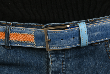 Dettaglio fibbia cintura 'Ocean Waves' su jeans