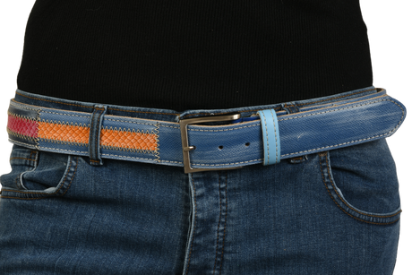 Cintura 'Ocean Waves' indossata, dettagli colorati