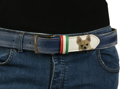 Cintura 'Pet Love' indossata, dettaglio fibbia e cane