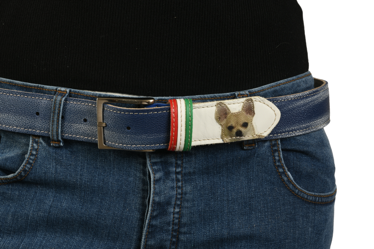 Cintura 'Pet Love' indossata, dettaglio fibbia e cane