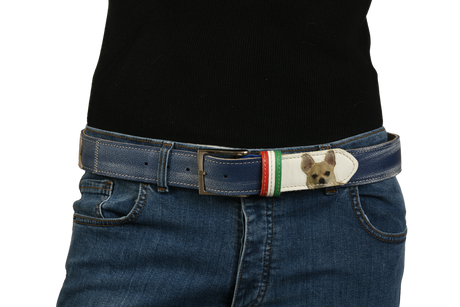 Cintura 'Pet Love' in pelle con stampa cane indossata