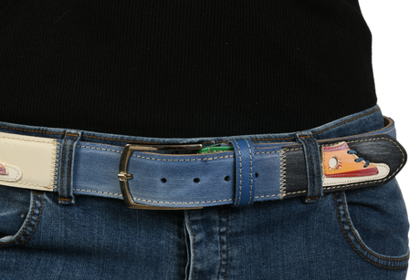 Cintura 'Sneakerhead' indossata, stile casual