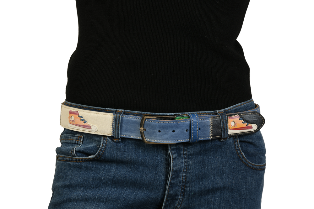 Cintura 'Sneakerhead' indossata, vista laterale