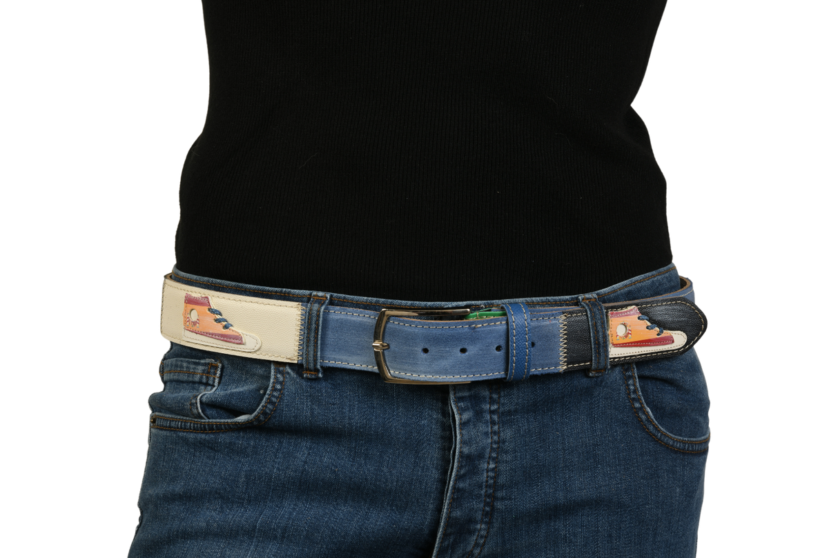 Cintura 'Sneakerhead' indossata, vista laterale