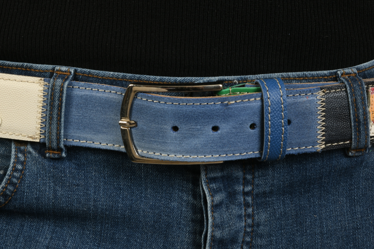 Dettaglio fibbia cintura 'Sneakerhead'