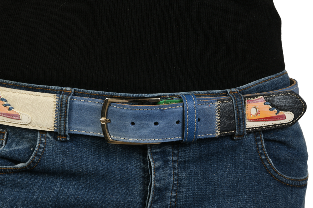 Cintura 'Sneakerhead' indossata, dettaglio sneaker