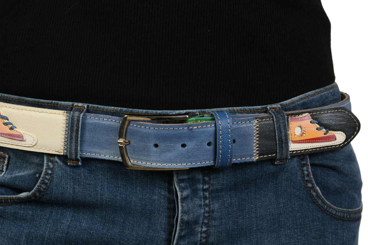 Cintura 'Sneakerhead' indossata, dettaglio sneaker