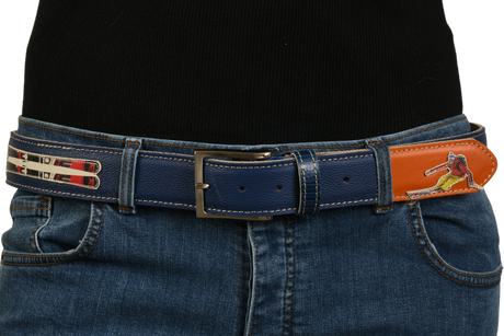 Cintura blu con dettagli sportivi indossata su jeans