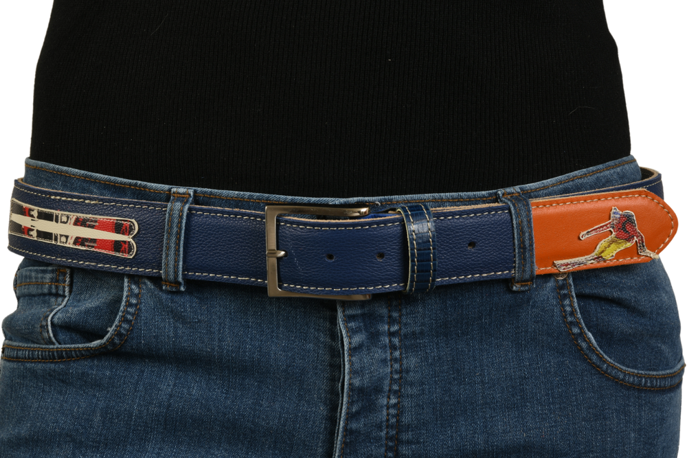 Cintura blu con dettagli sportivi indossata su jeans