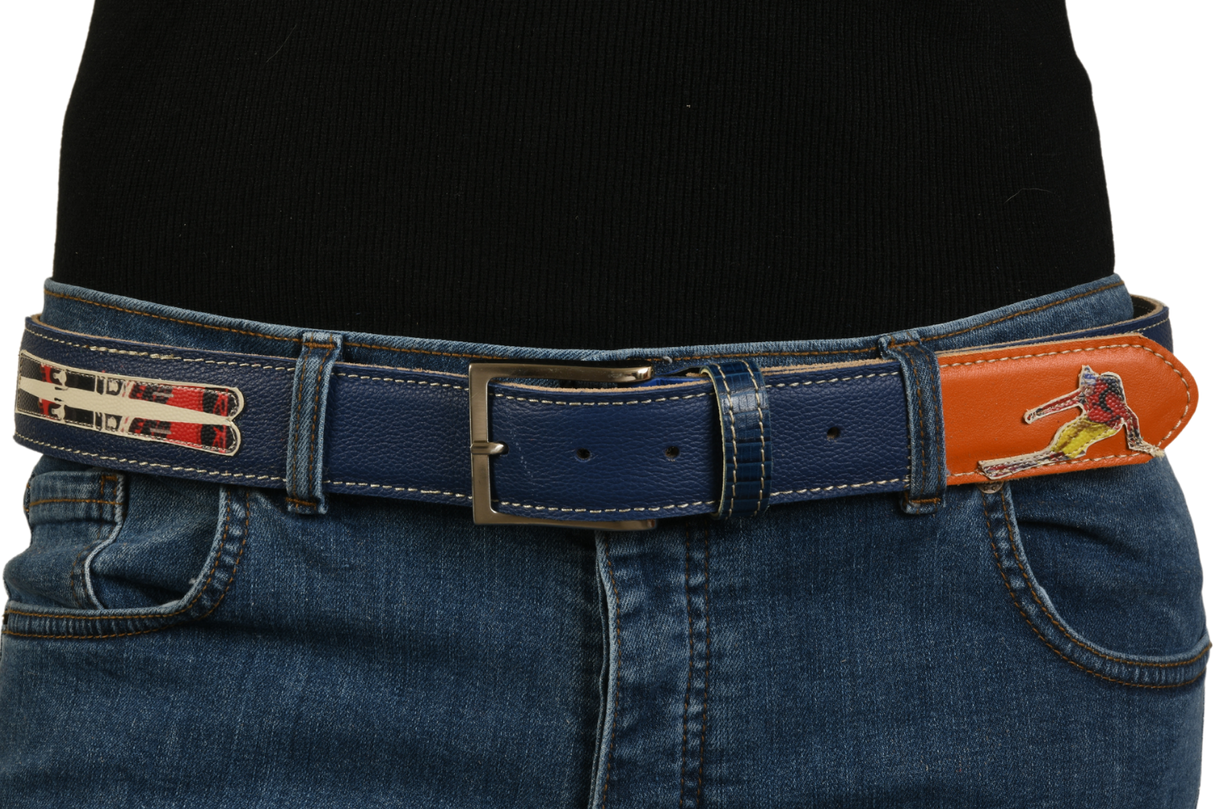 Cintura blu con dettagli sportivi indossata su jeans