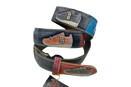Cintura in pelle con tema sneaker multicolore