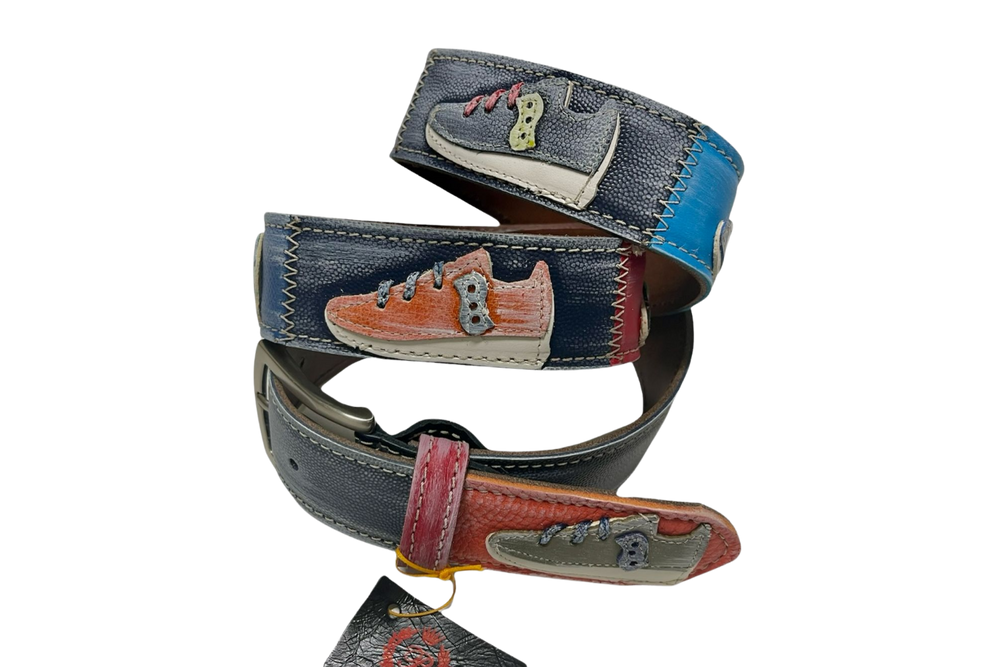 Cintura in pelle con tema sneaker multicolore