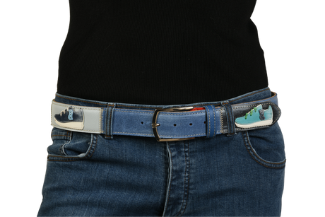 Cintura sneaker blu e verde su jeans