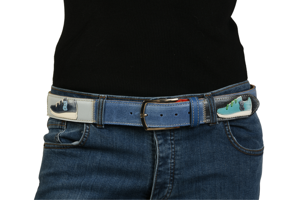 Cintura sneaker blu e verde su jeans