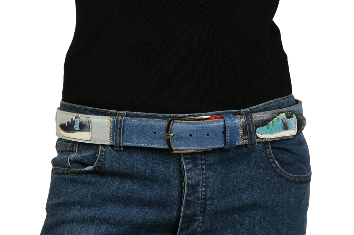 Cintura sneaker blu e verde su jeans