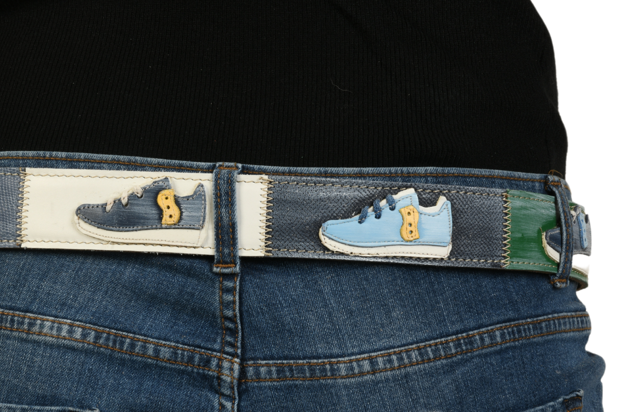 Dettaglio cintura sneaker blu e verde