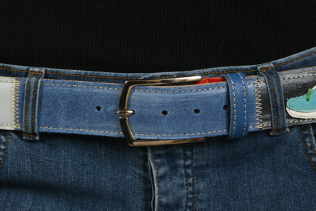 Fibbia cintura blu con sneaker decorativa