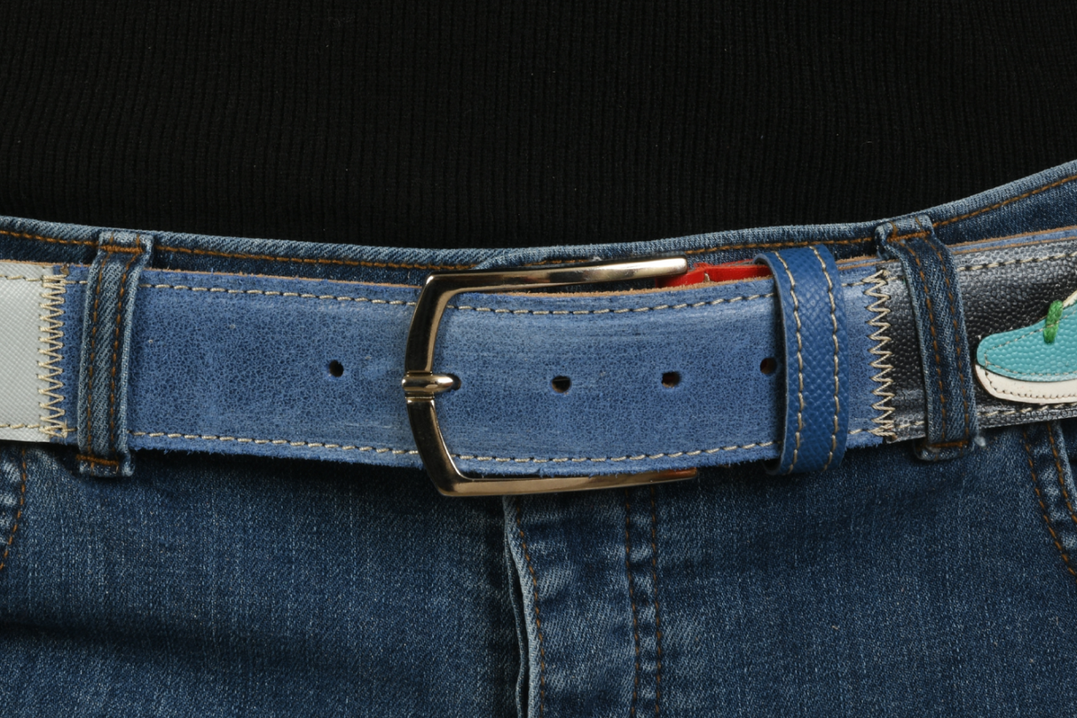 Fibbia cintura blu con sneaker decorativa