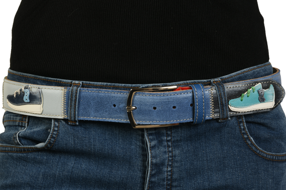 Cintura 'Trendsetter' con sneakers blu e verdi